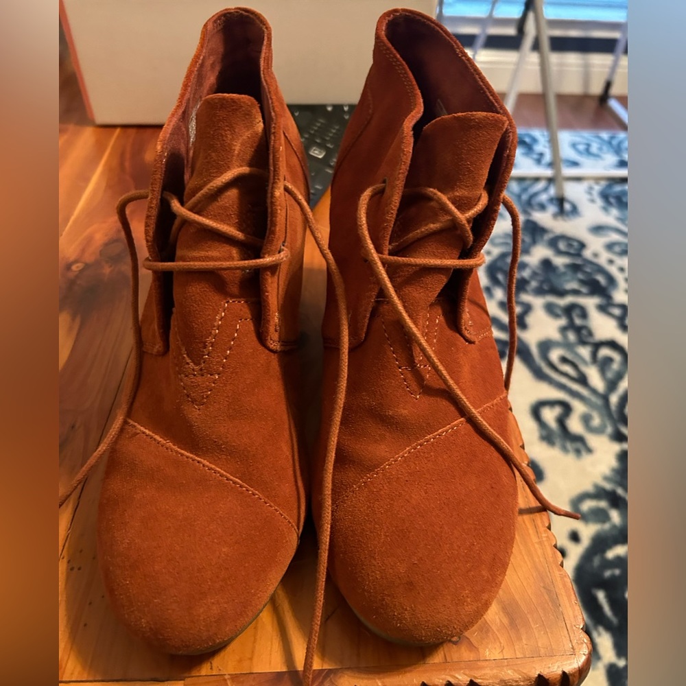 Tom’s Suede Wedge